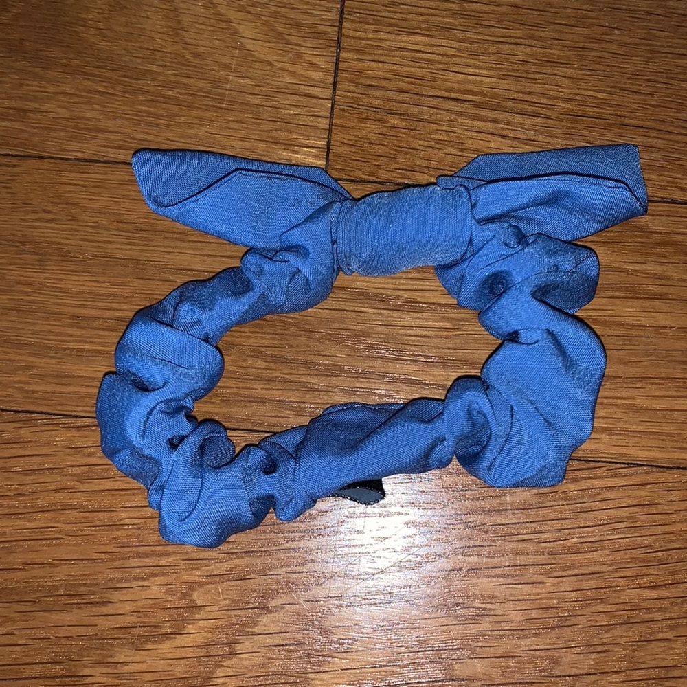 Fabletics scrunchie